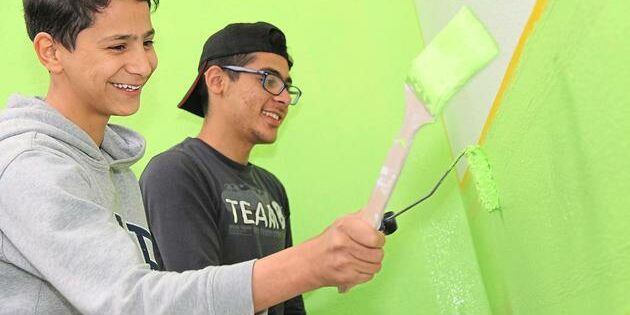 Ein frisches Grün soll das Beratungsbüro der Hauptschule Hiltrup aufwerten. Die Hauptschüler Ahmad Alibrahim (v.l.) und Mohammed Ali Reda helfen mit. Der Verein Jugendhilfe Direkt leistet damit Hilfestellung beim Einstieg in die Berufswelt. Foto: mlü