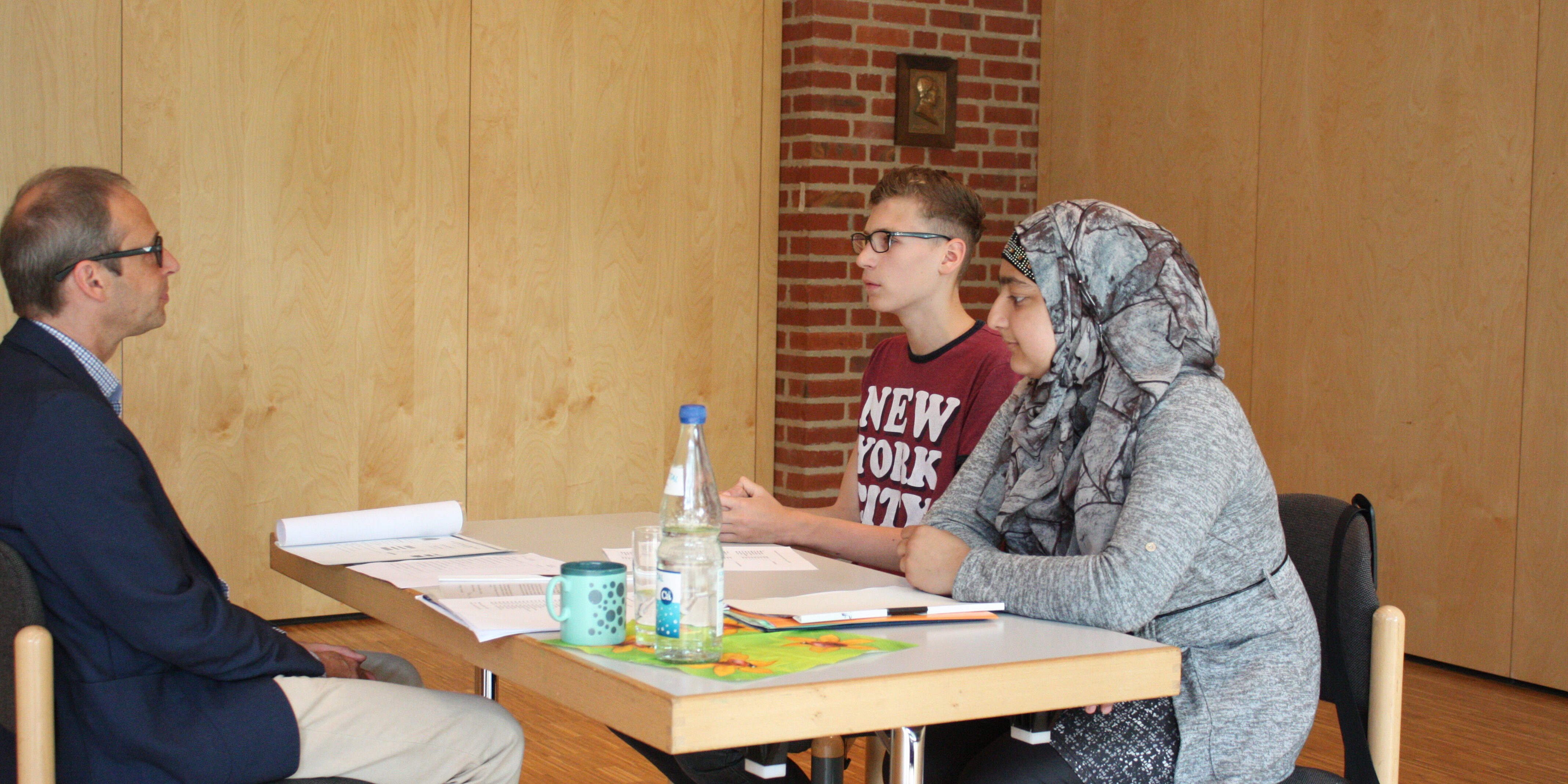 Gut zugehört hatte die Flüchtlingsschülerin Sarah beim Bewerbergespräch ihres Mitschülers Kevin mit Matthias Meyerhof von Zumnorde