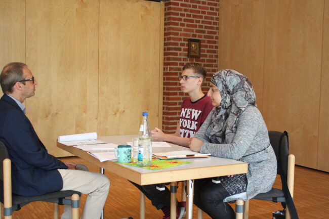Gut zugehört hatte die Flüchtlingsschülerin Sarah beim Bewerbergespräch ihres Mitschülers Kevin mit Matthias Meyerhof von Zumnorde