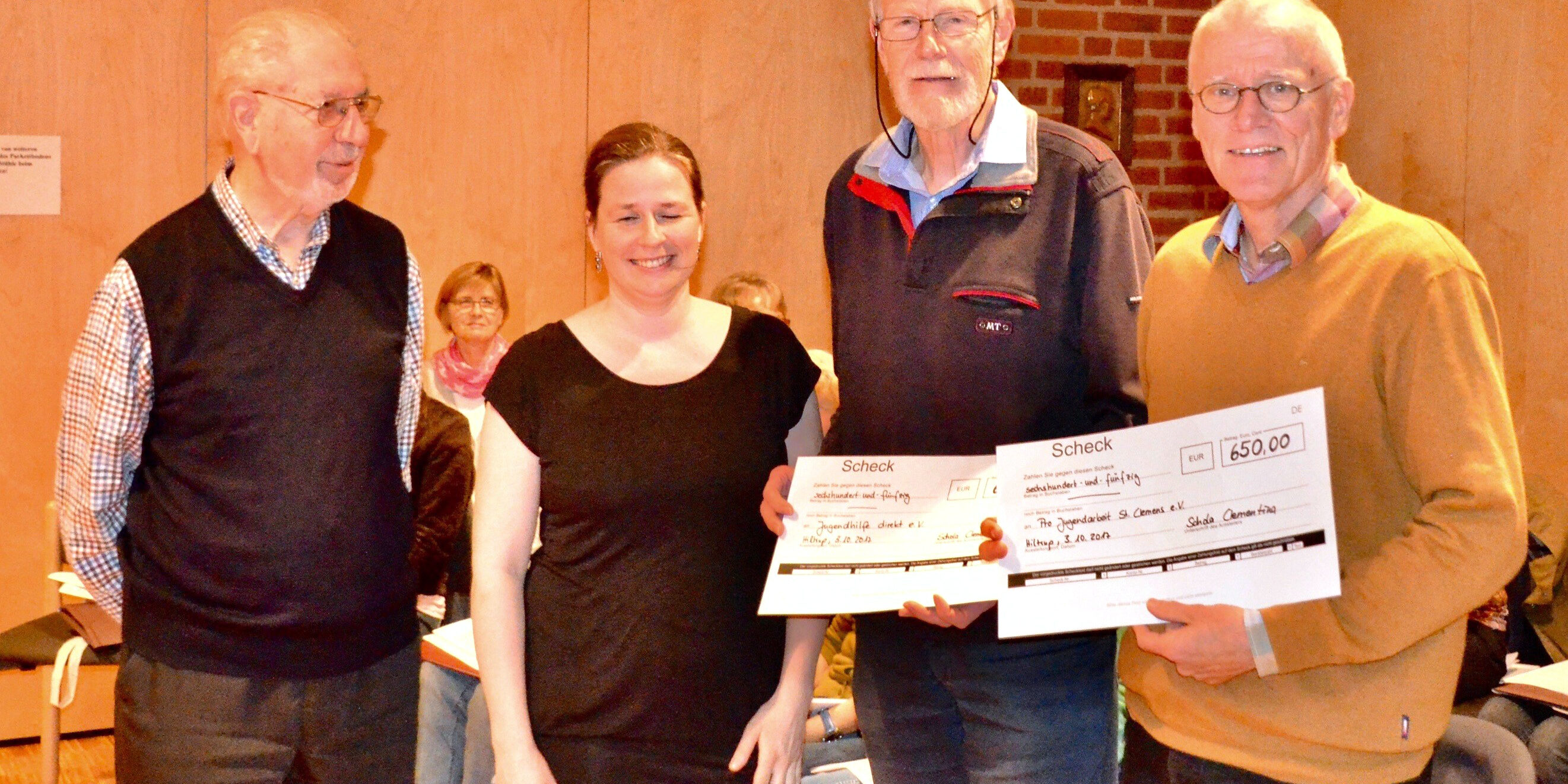Hans Pittruff, Chorleiterin Petra Giebelhausen, Hans Werner Kleindiek und Martin Kmiecik (v.L.) bei der Spendenübergabe