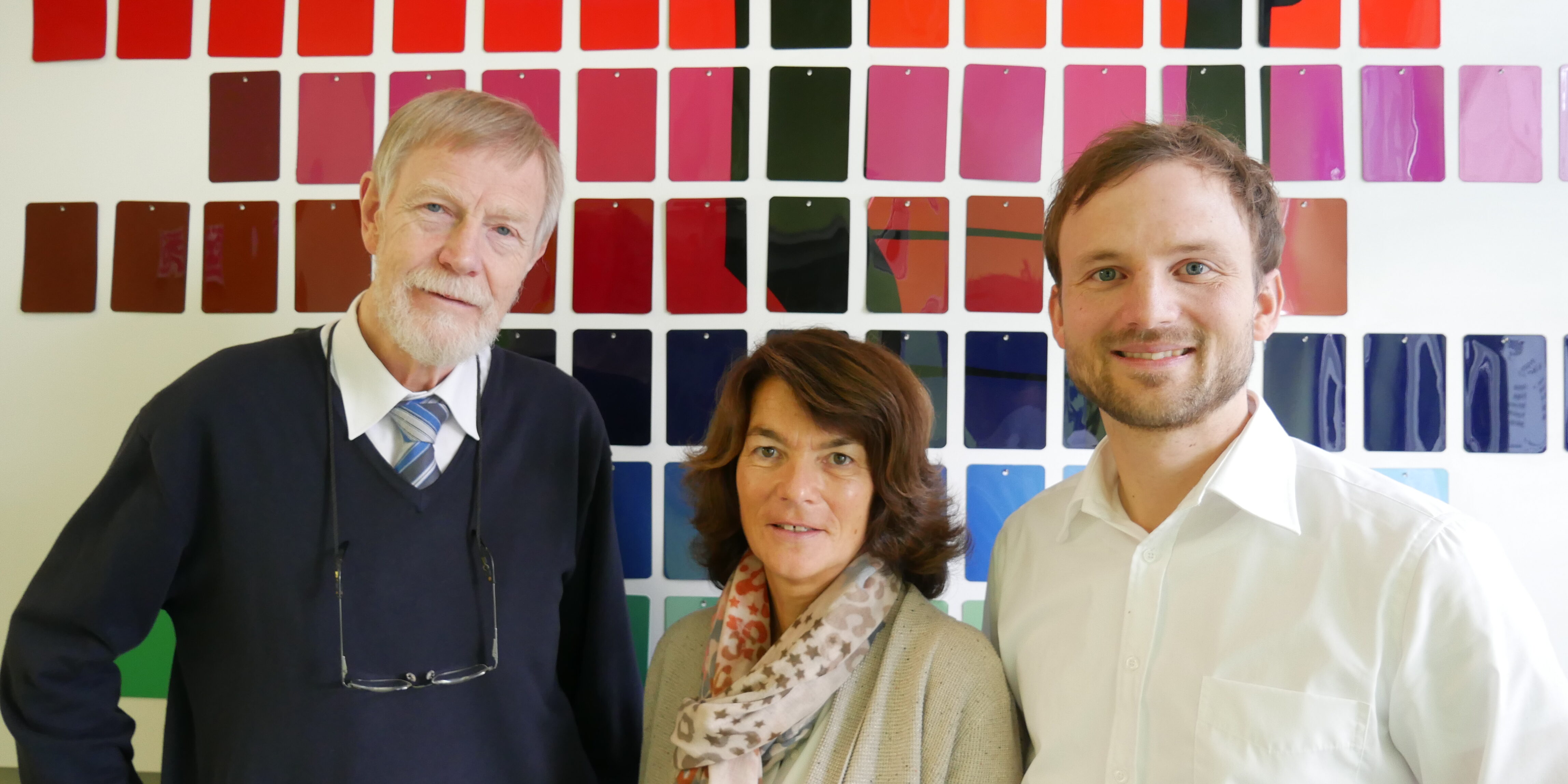 Beitragsbild V.l.n.r.: Hans Werner Kleindiek, Vorsitzender des gemeinnützigen Vereins „Jugendhilfe direkt“, mit Gerlind Griese, Kaufmännische Ausbildungsleiterin, und Simon Schmidt-Bussmann, Leiter Personalentwicklung.