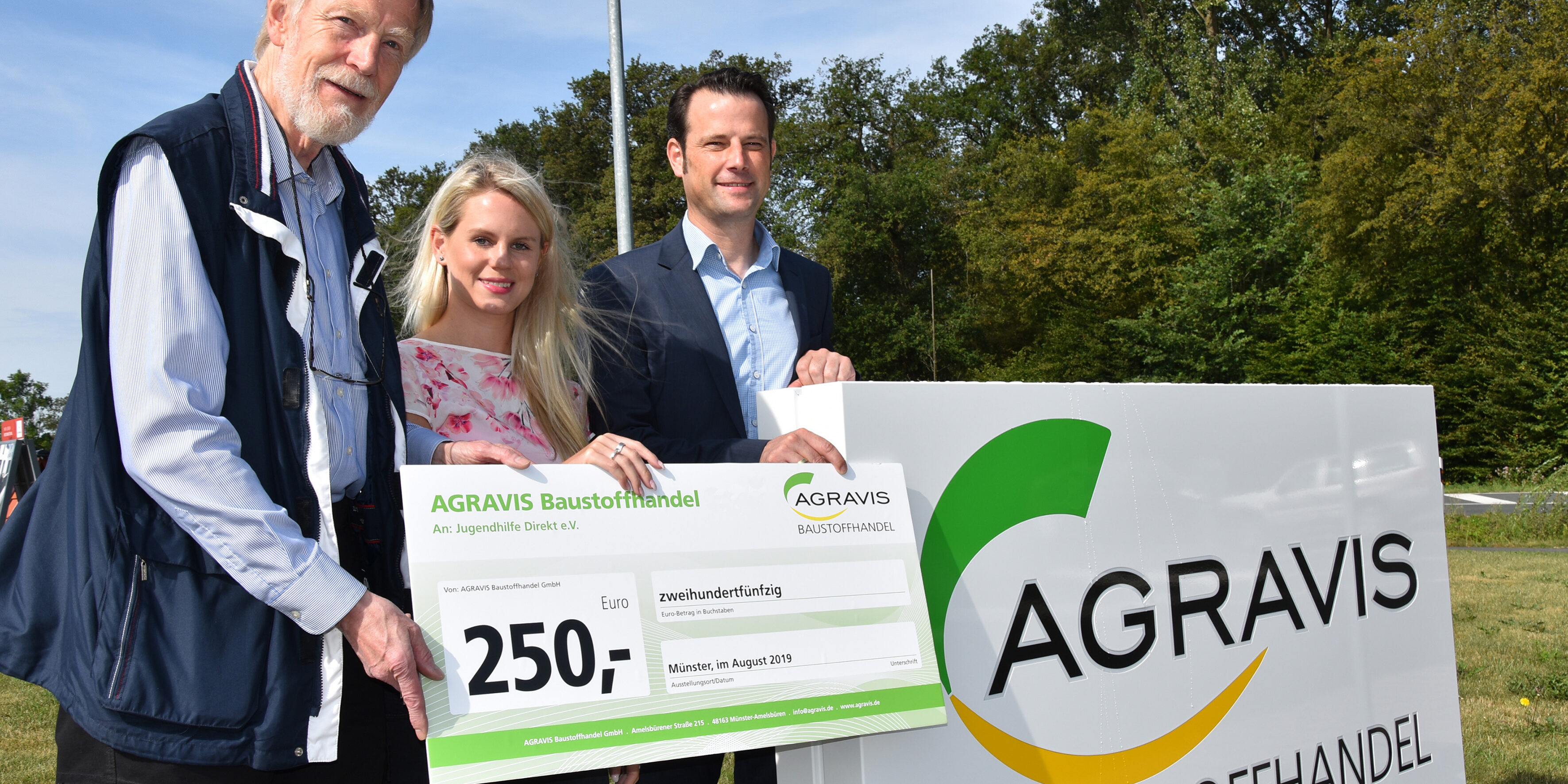 (von rechts nach links) Herr Tim Papenfort (Geschäftsführer des AGRAVIS Baustoffhandels), Frau Marina Rose (AGRAVIS Marketing) und Hans-Werner Kleindiek (Jugendhilfe Direkt e.V.)