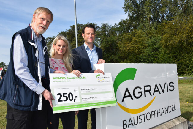 (von rechts nach links) Herr Tim Papenfort (Geschäftsführer des AGRAVIS Baustoffhandels), Frau Marina Rose (AGRAVIS Marketing) und Hans-Werner Kleindiek (Jugendhilfe Direkt e.V.)