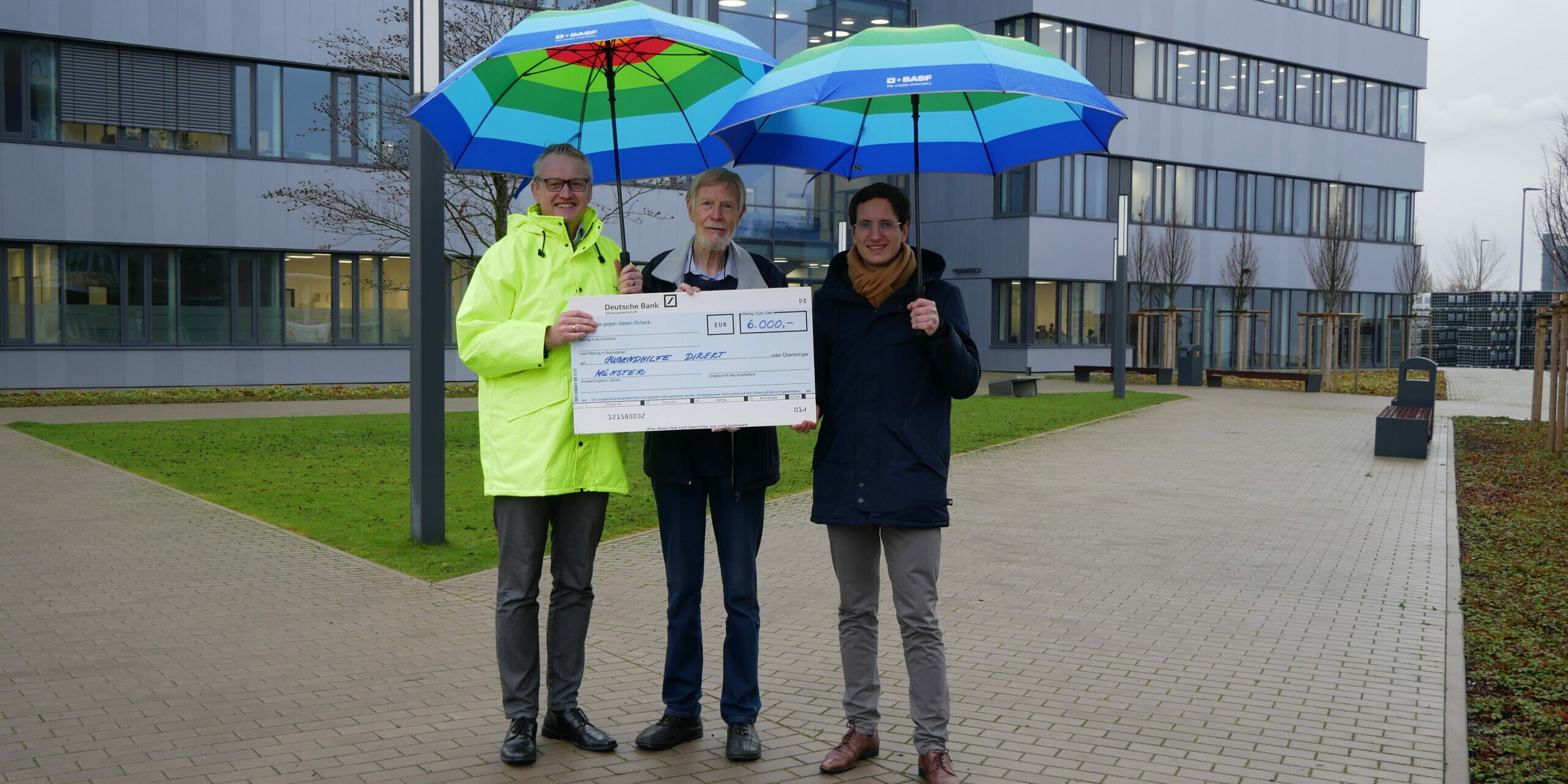 Wolfram Schier, Werkleiter von BASF Coatings, und Sebastian Lindemann, kaufmännischer Ausbildungsleiter, überreichten jetzt die diesjährige Spende in Höhe von 6.000 Euro an den Vereinsvorsitzenden Hans-Werner Kleindiek