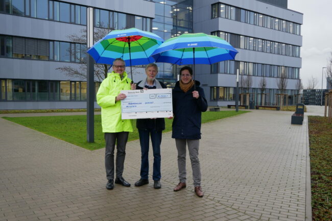 BASFdez2022 Wolfram Schier, Werkleiter von BASF Coatings, und Sebastian Lindemann, kaufmännischer Ausbildungsleiter, überreichten jetzt die diesjährige Spende in Höhe von 6.000 Euro an den Vereinsvorsitzenden Hans-Werner Kleindiek