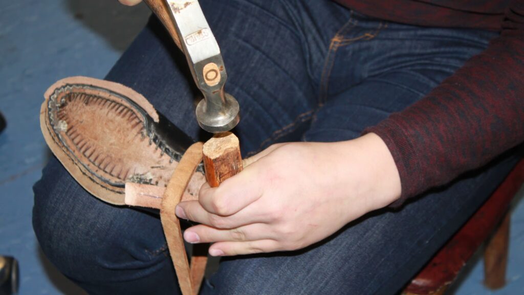 Mit dem Anfertigen eines Schuhs während eines Schülerpraktikums fing es an. Mittlerweile hat der ehemalige Praktikant die Meisterprüfung erfolgreich absolviert.